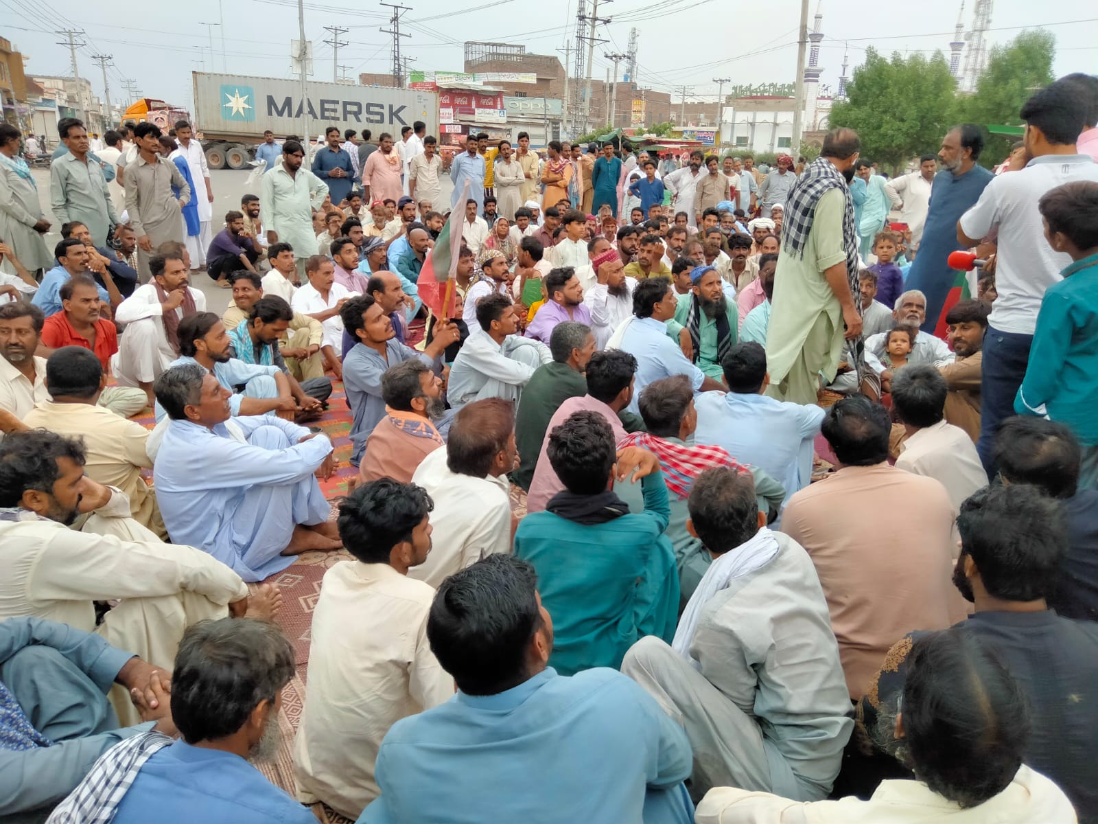 LQM-Pattan is Protesting for Increase in Daily wages as per law and provide social security card and EOBI to labour 